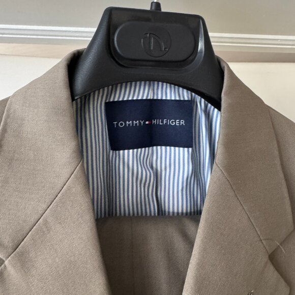 Men's Tommy Hilfiger Tan Suit SZ 40L 33W 100% Wool - Picture 2 of 13